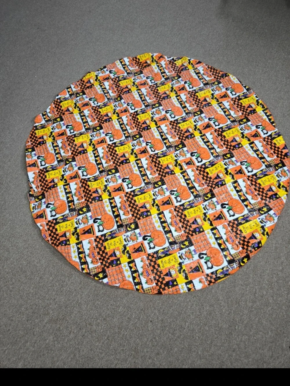 VINTAGE HALLOWEEN 56IN ROUND PLASTIC GRAPHIC TABLE CLOTH
